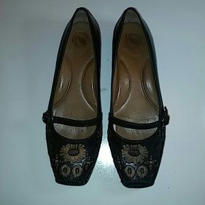 Nurture Embroidered Mary Jane Shoes Size 10